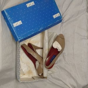 𝅺CINCIN Vintage Taupe Pumps